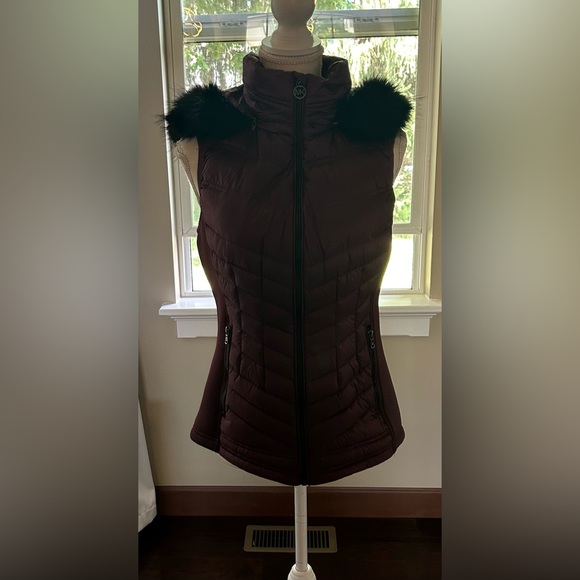 Michael Kors Hooded Puffer Vest In Cranberry-Size S-Like New🩶 - Picture 2 of 5